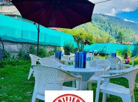 Hotel Outtown Manali - #near mall road #premium rooms #parking #lift #open terrace #cafe #guest preferred，位于马拉里的酒店