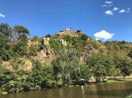 La Pauze - Gîte familial au bord de l'Allier - Family Cottage by Allier Riverside，位于Villeneuve-dʼAllier的酒店