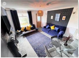 Luxury Living in Canterbury with Hot Tub and Parking，位于Kent的酒店