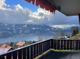 Vista D'oro sul Lago E Monti