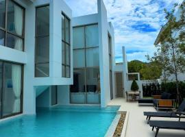 Lux Pride Villa 3 bedroom Phuket Bang-Tao beach，位于Ban Phak Chit的酒店