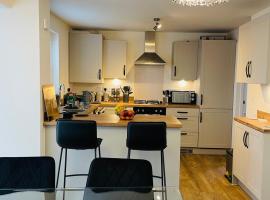 House-Sleeps 8-Parking-Garden，位于Weekley的酒店