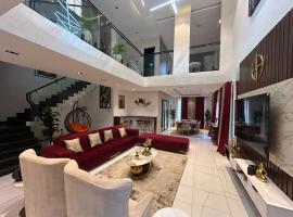 VACATION HOMES - 5 bedroom private compound home in lekki phase 1 - rooftop, pool, spa, cinema, 24h light & security，位于Lekki Phase 1的酒店