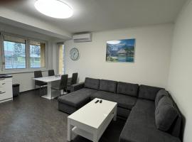 3 Bedroom Apartment, Playground, bounce mat jump ring，位于Poruba的酒店