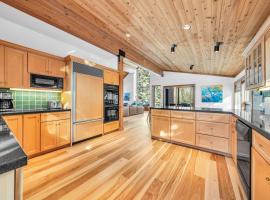 Pet-Friendly Home, Deck, 1 Mile to Alpine Meadows，位于阿尔卑斯山草甸的酒店