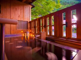 安宿茑屋日式旅馆，位于木曾町Kisofukushima Ski Resort附近的酒店