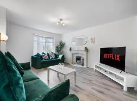 Modern 3 Bed House, Sleeps 6, Near NEC - Airport, Parking, Contractors - Families Stay