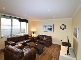 Chertsey Spectacular Two Bedroom Rooftop Apartment，位于彻特西的酒店