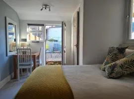 Quiet self contained studio flat near town centre and university