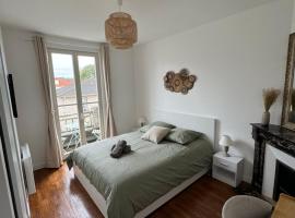 Grande Chambre avec salle de bain privative dans une maison internationale entièrement rénovée en centre ville，位于枫丹白露的酒店