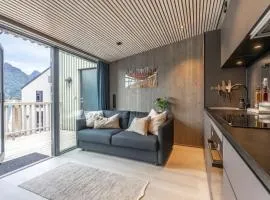Modern apartment by the sea in Henningsvær
