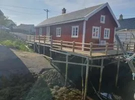 Authentic central located cabin close to Reinebringen Lofoten