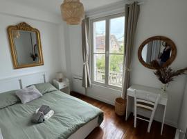 Chambre S avec salle de bain privative dans une maison internationale entièrement rénovée, en centre ville，位于枫丹白露的酒店