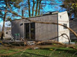 Tiny House Pioneer 5 - Green Tiny Spot Friesland，位于绍尔滕斯的小屋