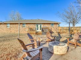 4 Mi to Dtwn Guthrie Family Home with Fire Pit!，位于加斯里的酒店