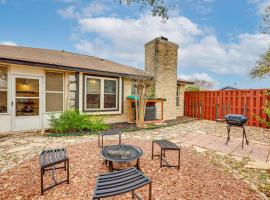 3 Mi to Randolph AFB Family Home with Poker Table!，位于圣安东尼奥的酒店
