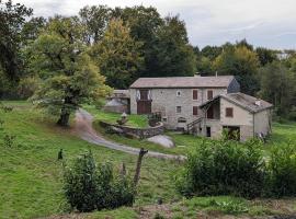 Maison au coeur de la forêt dans le Sidobre - GR36，位于Lacrouzette的酒店