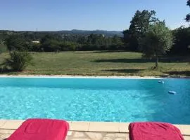Belle maison avec piscine à débordement chauffée