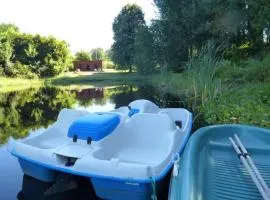 Cabane Limousine au bord d'un étang