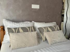 Studio apartman S，位于乌日策的酒店