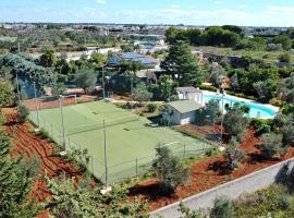 Villa Velisia - Con Ampia Piscina E Campo Da Gioco Privato，位于Magorano的酒店