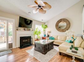 Pet-Friendly Home with Private Hot Tub in Wilmington，位于威尔明顿的酒店