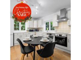 7bed 5bath 2kitchen Retreat With Parking In Ascot，位于阿斯科特的酒店