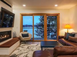 NEW Romantic LakeView Studio Beach Pool Modern，位于麦考尔的酒店
