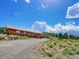 Sunset Cabin near Moab with Stunning Views!，位于Spanish Valley的酒店