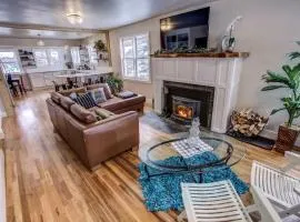FiNLANDIA 3 000 sf 4B 3ba HotTub right in Town