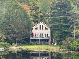 VT Lake house minutes from Okemo，位于拉德洛的酒店