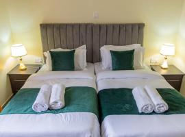 Riverside Haven 4BR Modern Home with Private Serene Compound，位于Kericho的酒店