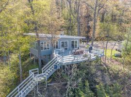 Mid- Century Modern Cottage, Private Lake Michigan Beach Frontage，位于West Olive的酒店