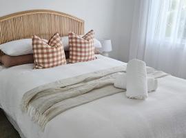 Olas Villa 4 - Plunge Pool & Walk to Beach，位于安娜湾的酒店