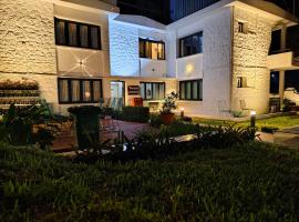 7 ROADS RESORT 50mts to lake，位于科代卡纳尔的酒店