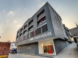 Super Townhouse MG Road Pune