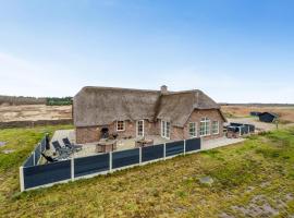 Beautiful Pool House With Outdoor Spa, Built In 2022，位于乌尔夫堡的酒店