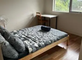 Room in Kew East