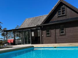 Kustnära hus med utsikt över havet och karlsöarna，位于Klintehamn的酒店