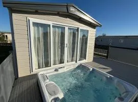 The Retreat 6 - Hot tub Mini Lodge, WiFi, pet friendly, bed linen - Golden Palm Resort - Meadow Lakes Caravan & Lodge Hire