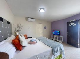 Skyline Suites 2 Queen bedroom - perfect for a couples getaway! condo，位于蒙特哥贝的分契式公寓
