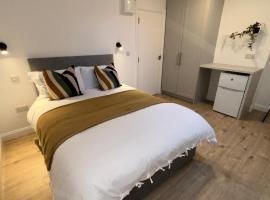 Kildare 9 Bed, Sleeps 11 - Ideal For Workers，位于基尔代尔的酒店