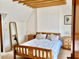 Spacious Double Bed Room Ensuite & Onsite Parking，位于Finchampstead的酒店