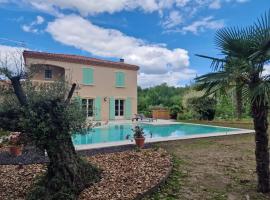 Villa de charme à Ribérac avec piscine privée，位于里贝拉克的酒店