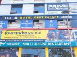 Hotel meet palace，位于Ambli Road的酒店