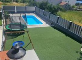 Villa AS MOON with pool，位于斯普利特的酒店