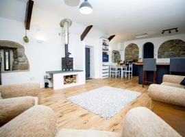 Stone cottage in rural Pembrokeshire，位于Haverfordwest的酒店