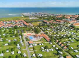 First Camp Bogense Strand Camping & Cottages，位于博恩瑟的酒店