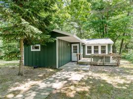 Whiskey Creek Cottage- Private Lake Michigan Beach Frontage，位于Rothbury的酒店