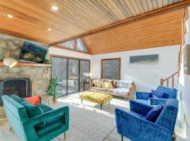 Blue Ridge Mountains Cabin with Community Pool!，位于Powderhorn Mountain的酒店